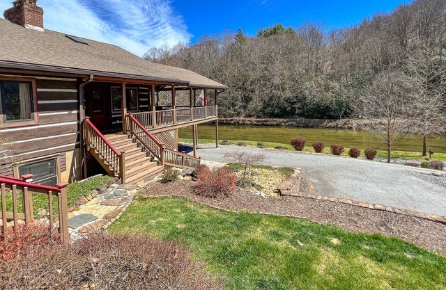 River Bliss - New Rental for 2023. Riverfront cabin with 5BR/3BA