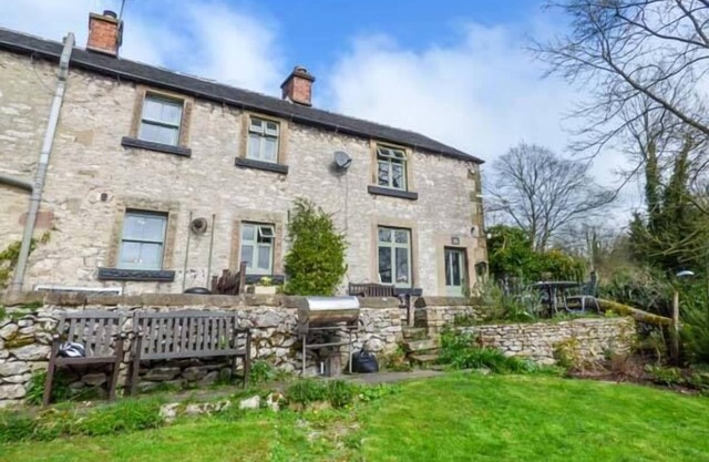 RIVER COTTAGE, pet friendly, character holiday cottage in Youlgreave