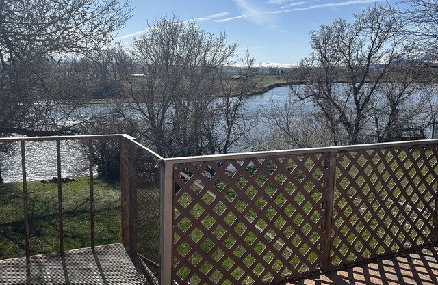 River front vacation rental in the heart of Cascade!