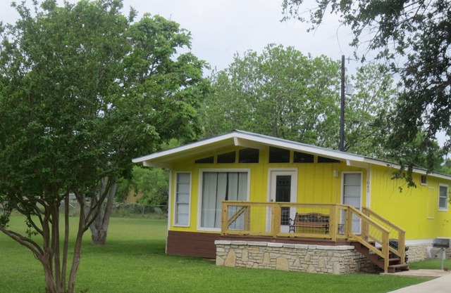 River, Lake and Lovers...just two blocks from the River! NEW LOWER RATES!!