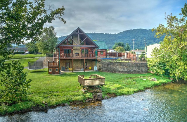 River Retreat! Log Cabin on the Watauga River