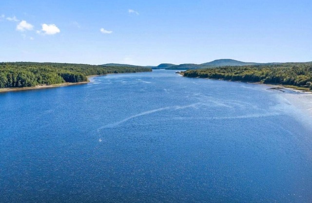 River Retreat -Stylish, Stunning Water View, Dogs, Fire Pit, Private, Yard Games
