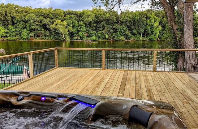 River Retreat W/HOT TUB/Game room