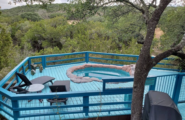 River Rose Retreat Center: Whole property holds 15 adults