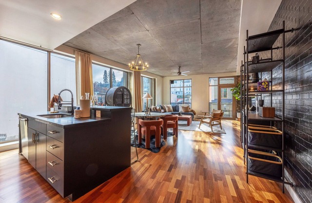 River Run Retreat - Stylish Downtown Loft, Heart of Hood River, Above Doppio