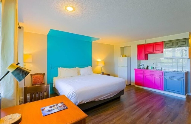 River View Room with Comfortable Bed Near Seaside Main Drag