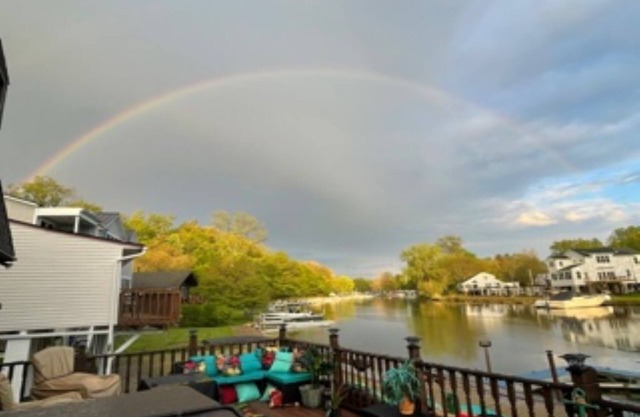 RIVERBEND RETREAT ENTIRE HOUSE WATERFRONT OASIS WITH HOT TUB