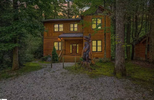 Riverfront 3BR Cabin minutes to Table Rock. Fire pit, hot tub, and game room.