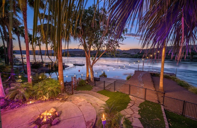 Riverfront Beach Resort Home+Casita & Bar on River