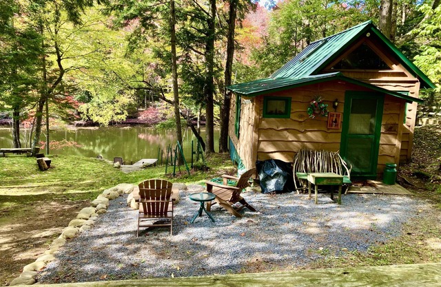 Riverfront Cabin for Two, Perfect Getaway! Summer- Weekly only Sat. to Sat.