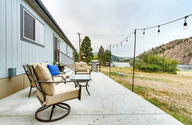 Riverfront Helena Retreat w/Small Dock + Kayaks!