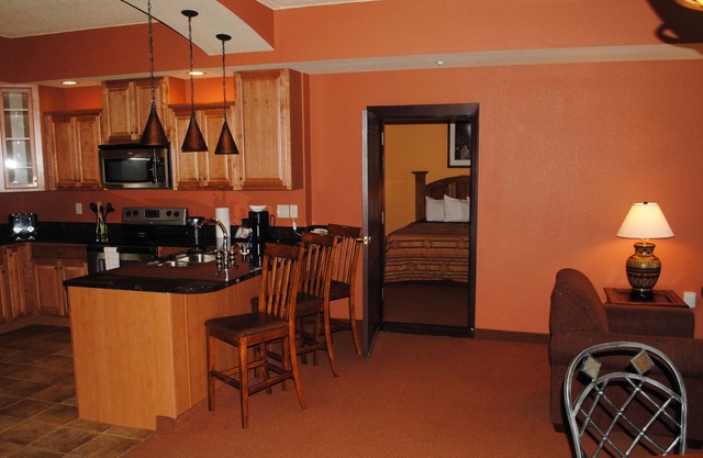 RIVERFRONT.JACUZZI tub!!.FREE Noah's Ark WATER PARK access for SUMMER!!