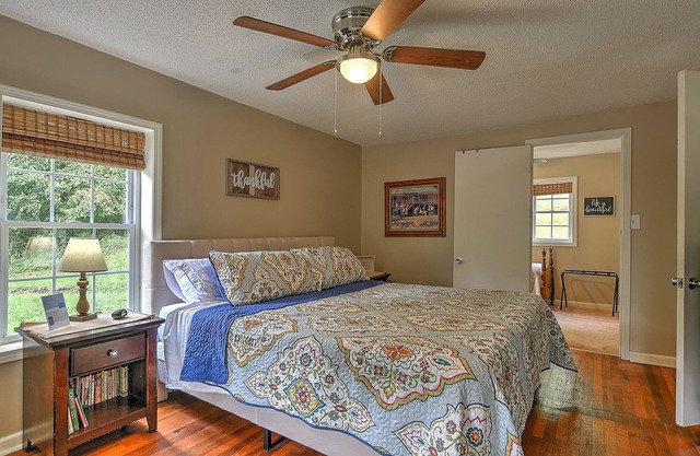 Riverfront - Kayaks & Canoes - King Suite - Wi-Fi - Pet Friendly