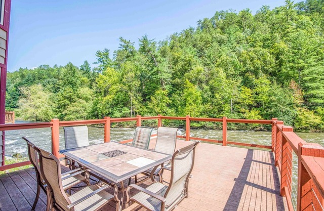 Riverfront Premium Cabin, 3 bed 3.5 bath, On the River, Sleep 10