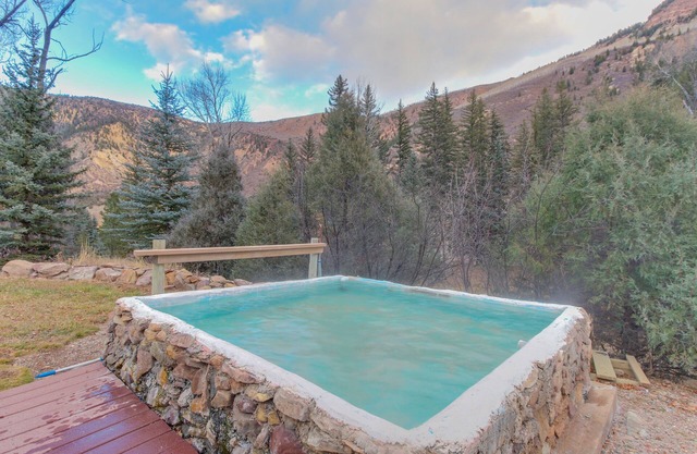 Riverside cabin with natural spring hot tubs - close to skiing & fishing