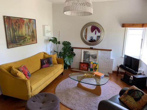 Riverside City Villa with Hot tub