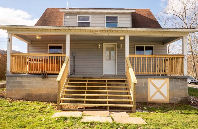 Riverside Cottage | 3BR,2BA, Hot Tub, Direct River Access!