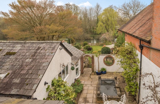 RIVERSIDE HOUSE, pet friendly, with open fire in Fordingbridge