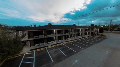 Riverside Inn & Suites near Danville Caesers Casino and Danville Mall