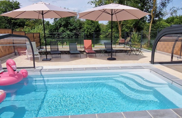 Riverside Retreat: Cozy 3BR Home, Near Zoo, Stunning Views, Free WiFi, Parking & More!