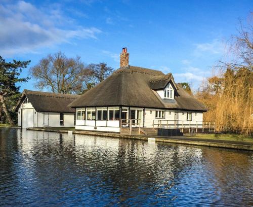 Riversmead Cottage in the center of the village of Horning on the Norfolk Broads