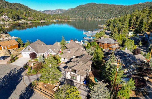 Roaring Lion Lakefront Lodge + Major Lake Views