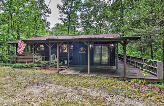 Robbinsville Cabin w/Deck: 3 Mi to Fontana Lake!