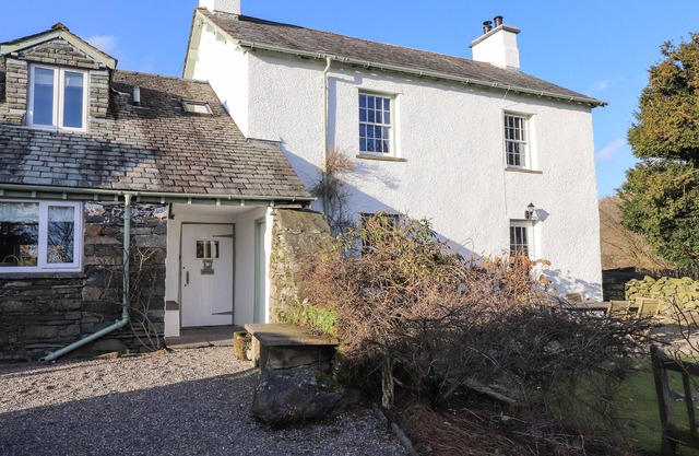 ROBIN COTTAGE, pet friendly, with open fire in Troutbeck