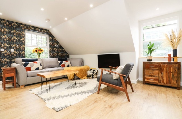 ROBIN'S NEST AT THE SHIRE INN, family friendly in Camborne