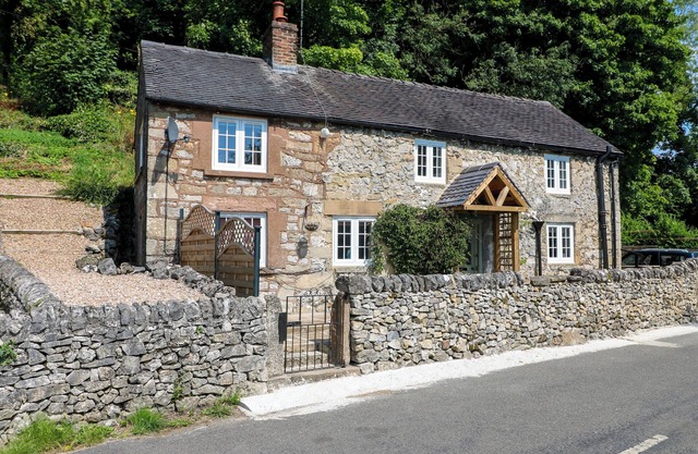 ROCK COTTAGE, pet friendly, with a garden in Wirksworth