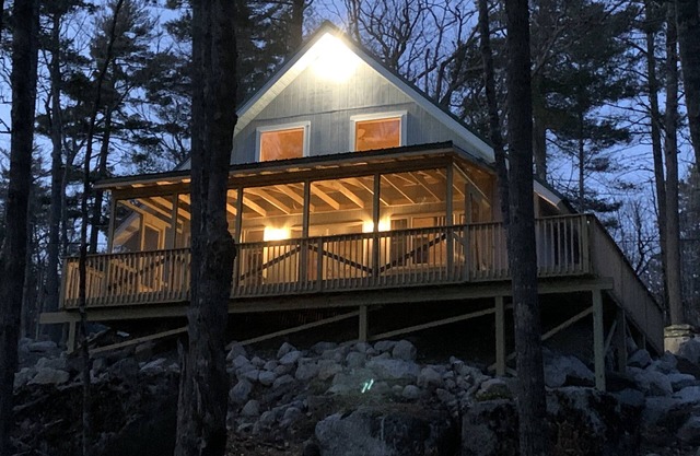 Rocky Haven: Tranquil Lakeside Cottage Near Acadia