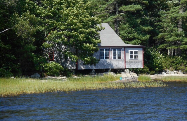 Rocky Point Cottage - Unique Cottage on the rocks of Pemaquid Lake