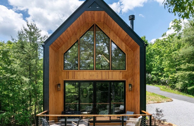 Romance meets design at Viking Hut, a Scandinavian 1BR retreat in the North Georgia mountains. Floor-to-ceiling windows frame fiery fall leaves, a skylight invites stargazing from your king bed, and a fenced yard makes it perfect for pups.
