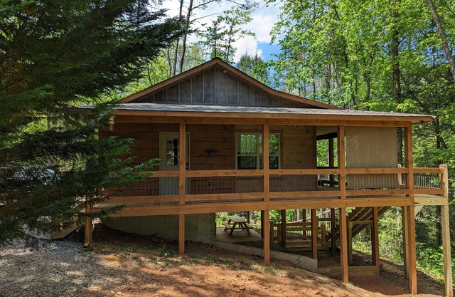 Romantic Cabin for 2, Hot Tub, wifi 10min from BR, hiking and waterfalls near
