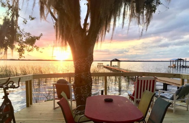 ~ ROMANTIC CABIN & HOUSE Sleeps 6 ~ ST. JOHN’S RIVER~ Bring Kayaks!