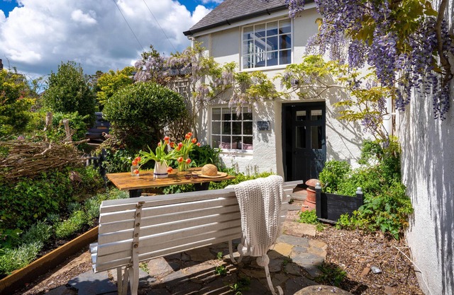 Romantic cottage, dog friendly, in quiet village setting with a pub close by.