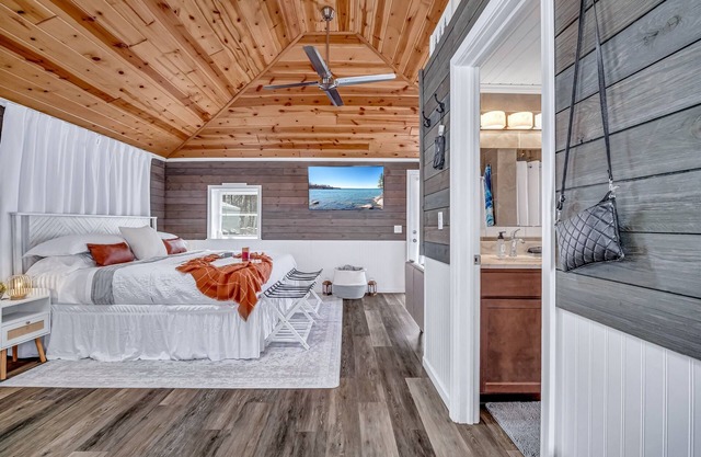 Romantic cottage, Lake MI access, wi-fi, king bed, solo stove, sunset views