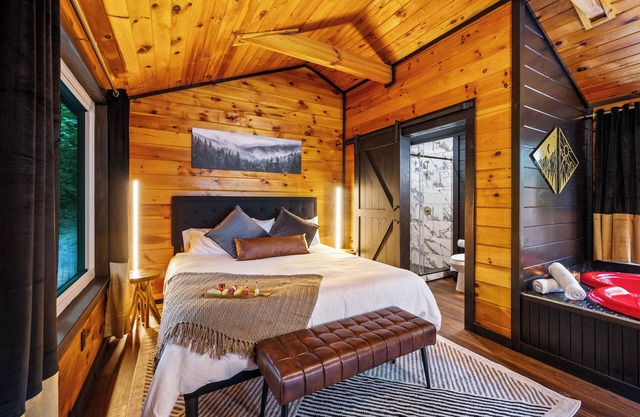 Romantic Couples Hideaway! Private Theater! Hot tub! Firepit! SEASONAL SPECIALS!