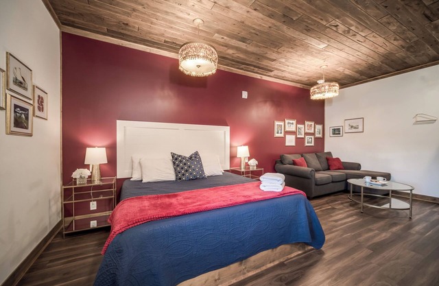 Romantic Escape | Cozy Fire | Coffee & Dining