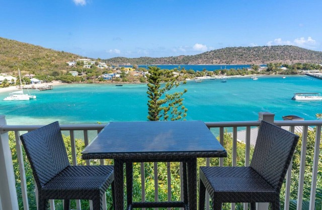 Romantic Getaway! Book Now! Amazing Views & Perfect for 2! Close to Pools