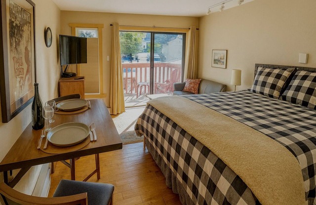 Romantic King Bed Studio – Ski In, 200 Steps to Lift, Walk to Main Street