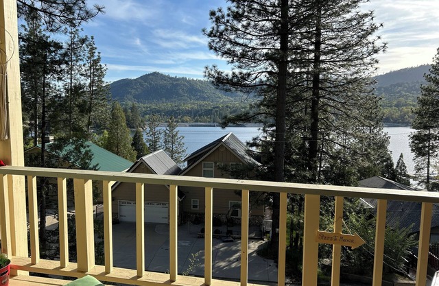 Romantic King Bedroom Suite, mini kitchenette, Lake & Mtn Views! No Pets.