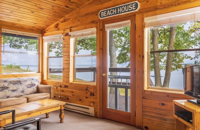 Romantic Lakefront Cabin –Lux 1-BRM King Bed, Beachside @ Adventure North Resort