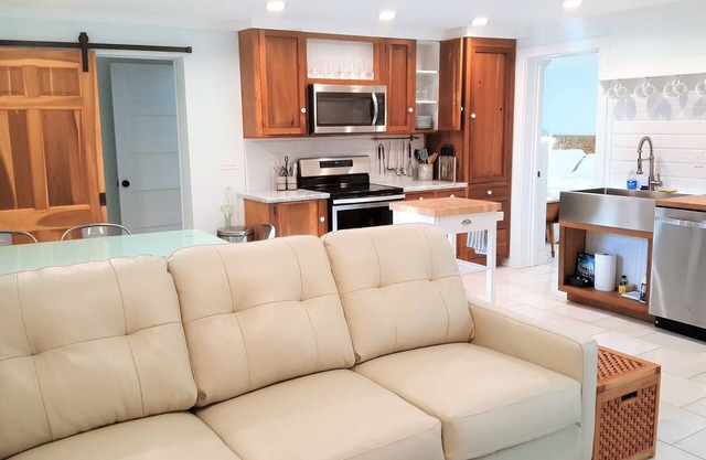 💲Romantic Renovated Secret Garden💲 Marble Floors & Bath – DT Just Half Mile - Beach Only 3