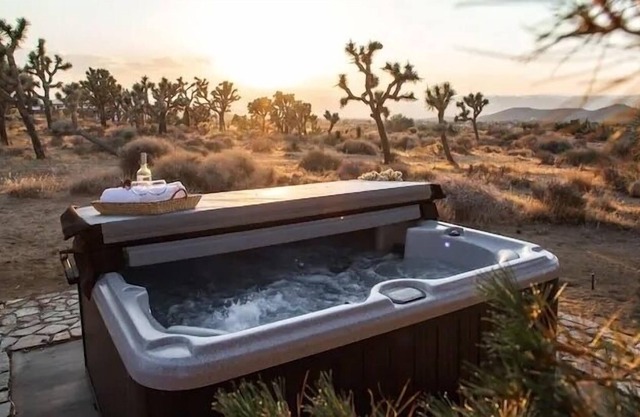 Romantic Spanish revival w/ hot tub & views - 5 min from Joshua Tree