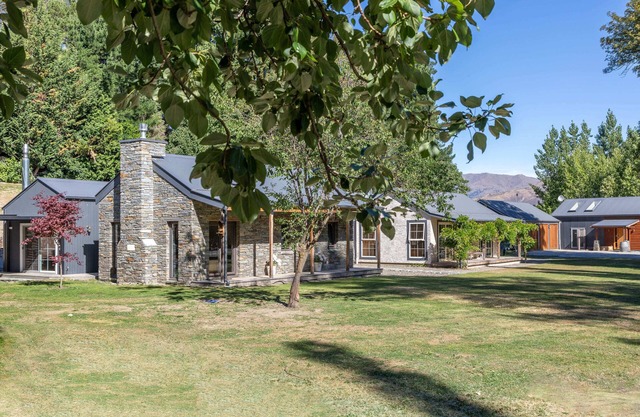 Romantic stone cottage near historic Arrowtown