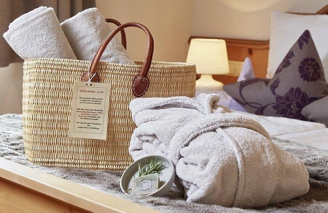 Romantic Suite Honorary Price - B&B 7-13 nights - Gut Sonnberghof Naturhotel