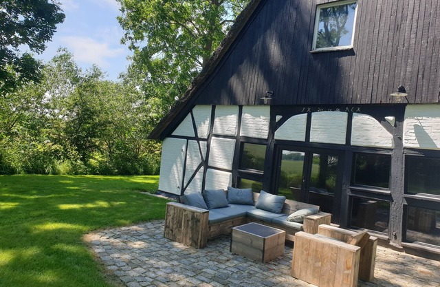 Romantic thatched-roof house with wellness area near the dyke