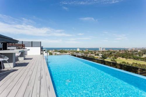 Rooftop infinity pool - St Kilda luxury