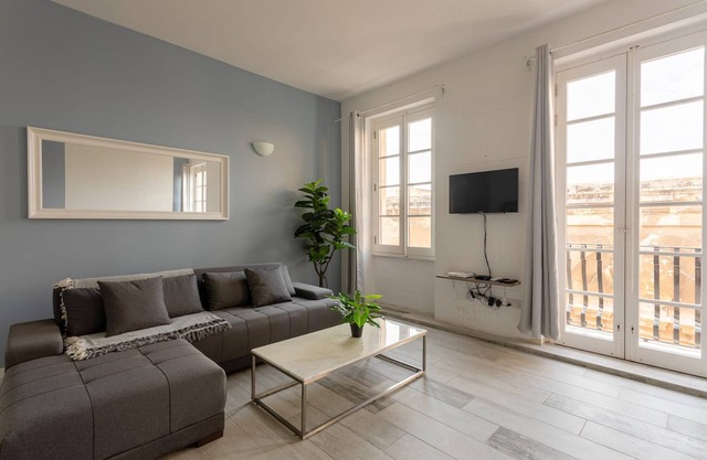 Rooftop Terrace & Sea Views - Unique Valletta 1BR